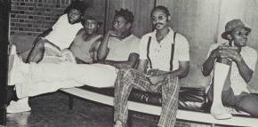在1974年的一张黑白照片中，五名男学生坐在一起