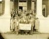 一群人站在一起，这是一张1926年的照片